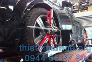 Xe đang được cân chỉnh góc đặt bánh xe bằng hệ thống sử dụng công nghệ CCD